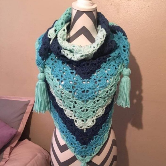 Hand crochet shawl - Picture 1 of 3